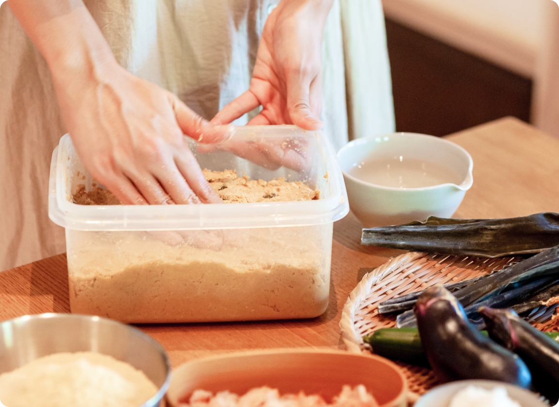 Preparing a nukadoko (fermented rice bran bed for pickling)