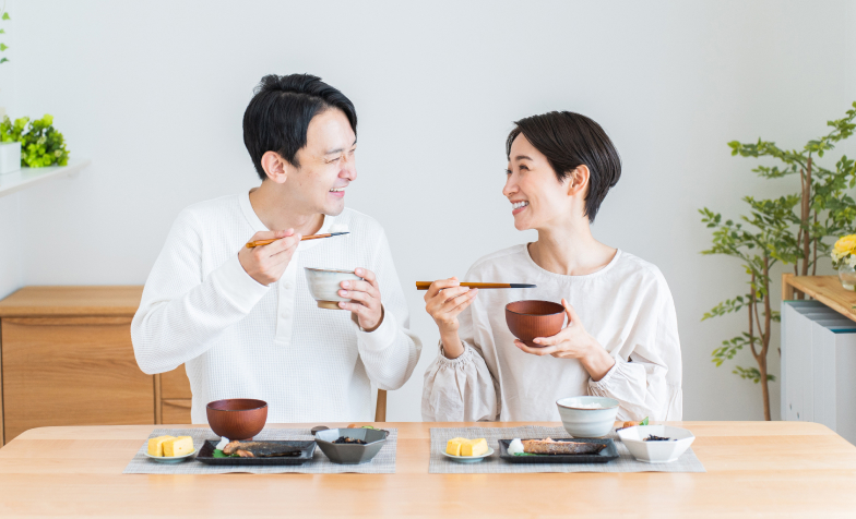 日本食を楽しむ夫婦