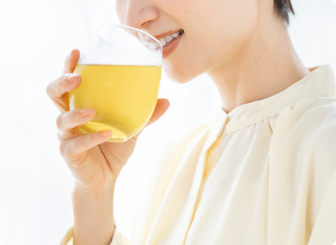 酵素ドリンクを飲む